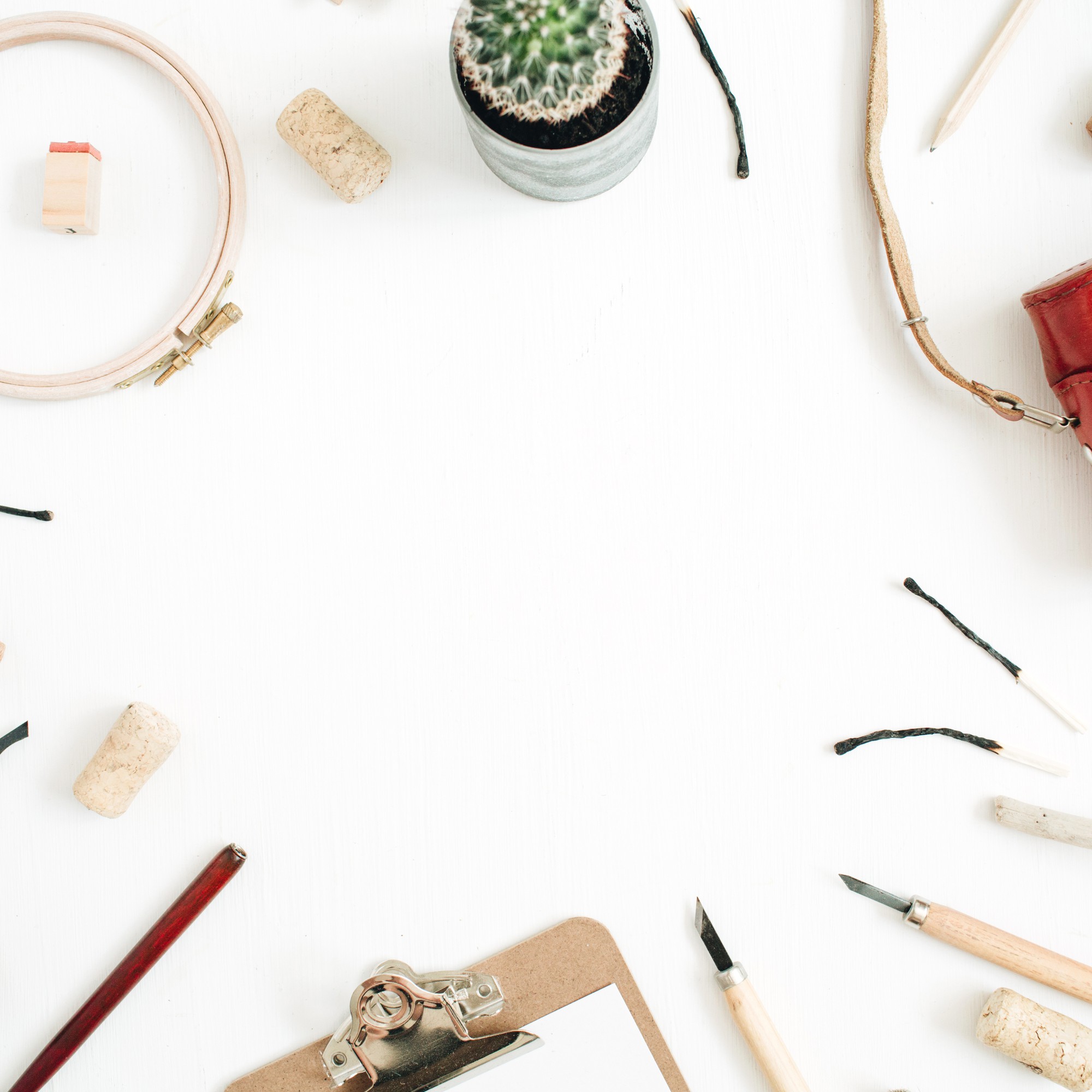 atelier de broderie cu instrumente și fire colorate
